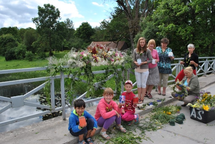 SVĒTKI TILTAM UN PAŠIEM. Lai pasākums izdotos, darbojās gan mazi, gan lieli mazzalvieši. 