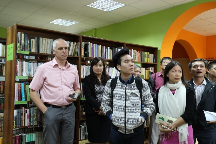 LABA PIEREDZE. Vjetnamas delegācija ar interesi aplūkoja Klintaines pagasta bibliotēkas telpas. No labās — Pļaviņu novada domes priekšsēdētājas vietnieks Aigars Lukss.
					
Autors: Ineta Grandāne