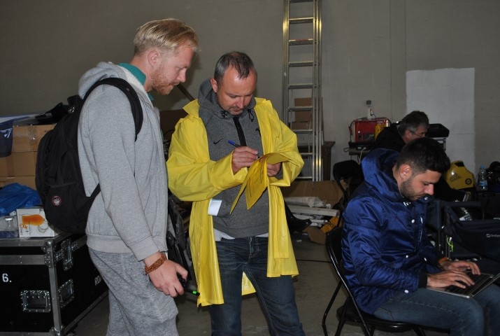 PRECIZĒ. Dmitrijs Ņehoroševs (no labās) rūpīgi seko līdzi filmēšanas norisei. 

