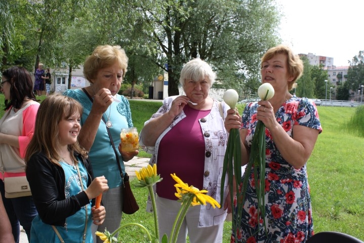 Saldāki un kraukšķīgāki. Anita Bicka (no labās), gatavojot konservus, nelieto sīpolus, kas izaudzēti no sīksīpoliņiem, bet gan saldos sīpolus, kurus izaudzē no sēkliņām.
Autors: Guna Skaistkalne
