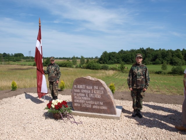 Godasardzē. Sardzē pie kureliešu piemiņas akmens stāv jaunsardzes.