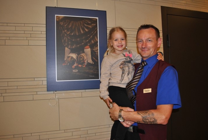 DIVAS RŪTAS. “Šajā fotogrāfijā esmu redzama es, Rūta, un vēl viena meitene Rūta,”  izstādes atklāšanā par koncertā fiksēto deju momentu, fotogrāfijas autora Valda Zvirgzdiņa rokās esot, saka mazā dejotāja. 
Autors: Guna Mikasenoka