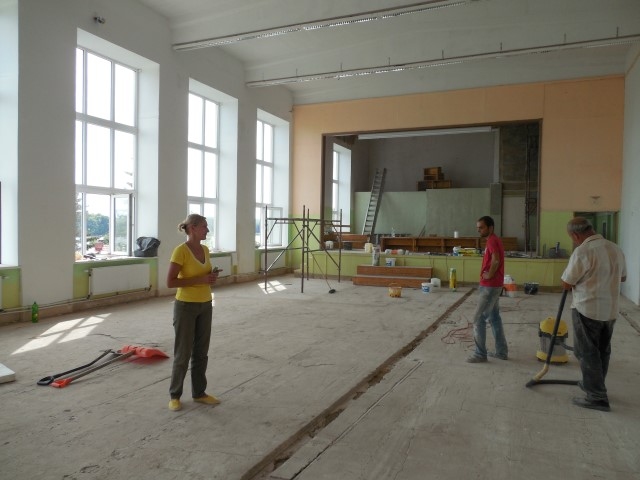 LIELAS PĀRMAIŅAS šovasar piedzīvo Pļaviņu novada ģimnāzijas sarīkojumu zāle. No kreisās — skolas direktore Rita Pole.
Autors: Sandra Pumpure