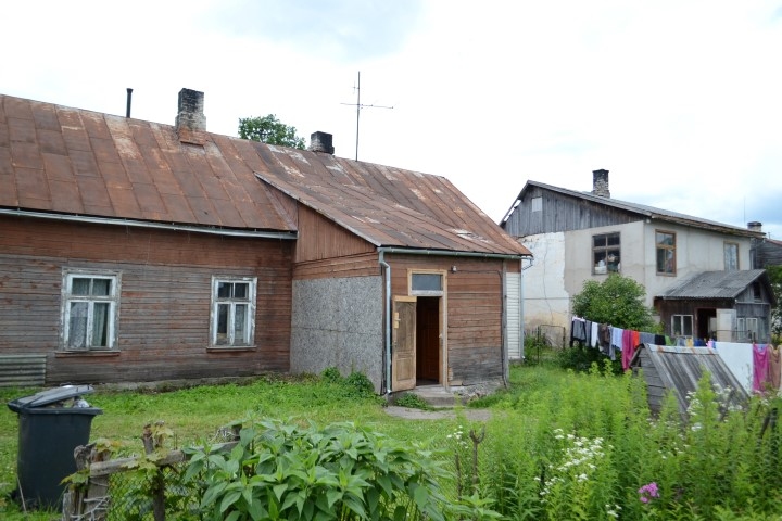 KĀ SŪNU CIEMĀ. Rīgas ielas 20. nams Jaunjelgavā no pagalma puses nudien atgādina Sūnu ciemu ar noplukušu, zālē ieaugušu māju, nepļautu mauriņu un šķībiem šķūnīšiem. 

Autors: Imants Kaziļuns