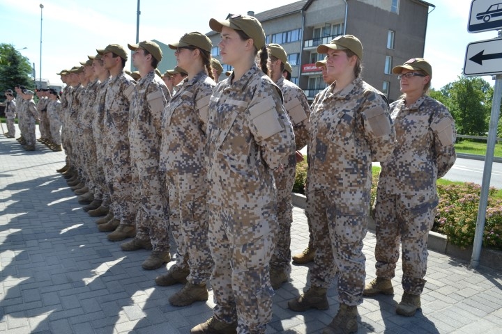 IERINDĀ ARĪ JAUNIETES. Zemessargu nometnes dalībnieku vidū bija gan jaunieši, gan jaunietes. Ģenerālis Juris Vectirāns pateicās visiem par izturību, bet  viņu vecākiem — par meitu un dēlu audzināšanu. 