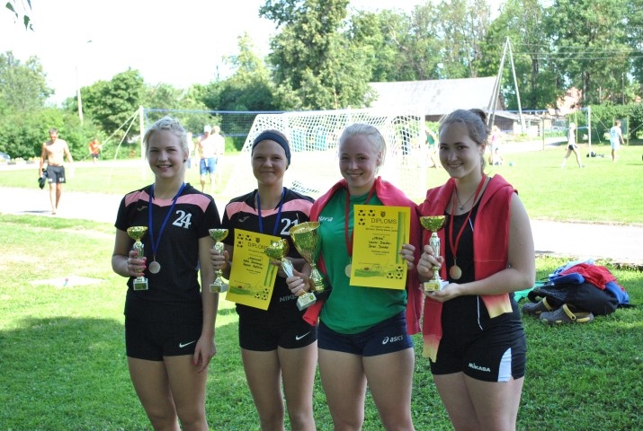 Laureātes volejbolā. Pirmo vietu izcīnīja Siguldas duets “Māsas” — Ieva (no labās) un Laura Iraidas, otrajā vietā vienība “Aizkraukle”, kurā Agita Šteinberga spēlēja pārī ar Agnesi Baļčūni. 
Autors: Ginta Grincēviča
