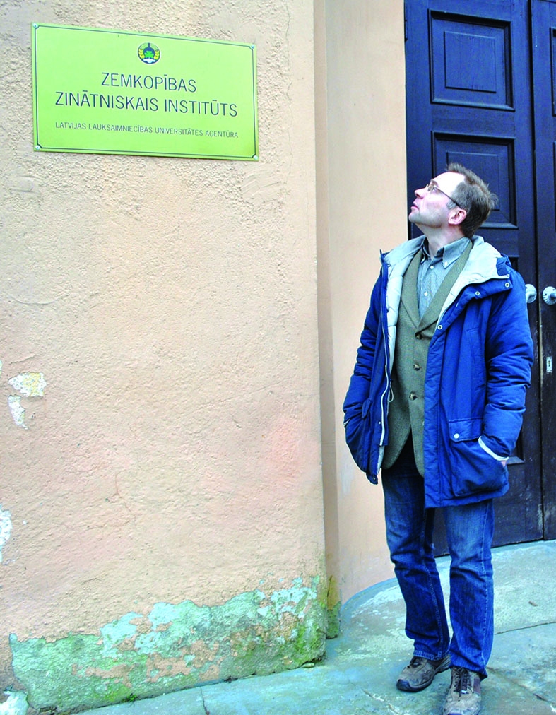 Pie kuras ēkas piestiprināt? — domā Aivars Jermušs, institūta direktors.                                                                   
Autors: no “Staburaga” arhīva