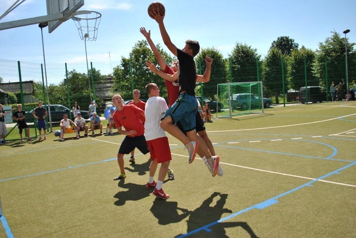 Jaunais laukums atvērts visiem. Tūlīt pēc atklāšanas jaunajā sporta laukumā notika pirmais strītbola turnīrs.
Autors: Ginta Grincēviča
