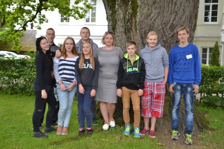 UZTICAMA KOMANDA. Skolotāja Anna Grenciņa-Grencione (vidū) kopā ar brīvprātīgo palīgu komandu. 