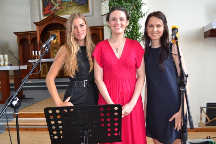 BAZNĪCĀ. Garīgo piepildījumu var gūt katrs — ir pārliecināta soliste Inese Šuļžanoka (vidū), piebalsis Gabriēla Zvaigznīte (no kreisās) un Santa Petrova. 
Autors: Guna Mikasenoka