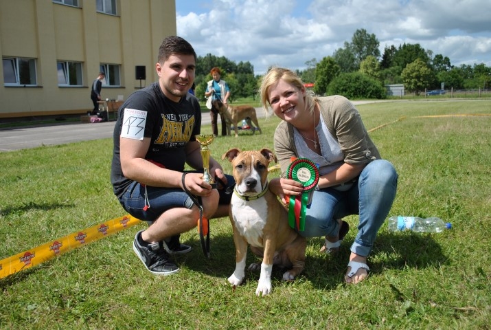 Simpātiju balvas ieguvējs. Piecus mēnešus vecais amerikāņu Stafordšīras terjers Taifūns ar saimniekiem Santu Skudru un Artūru Agejevu.