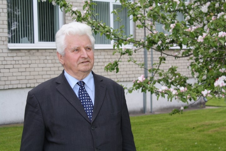 Starpnieks starp dabu un cilvēkiem. Sertificētajam dziedniekam un ekstrasensam Albertam Kokinam darba netrūkst.
Autors: Ginta Grincēviča