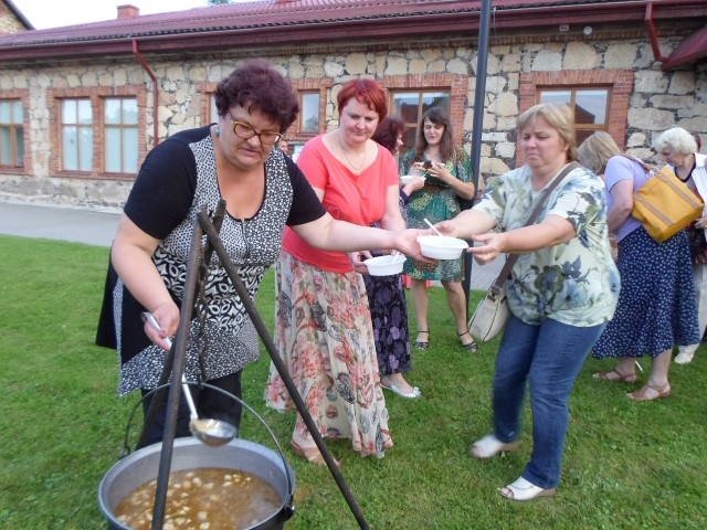 “TEĀTRA TRAKĀ ZUPA” tika visiem festivāla dalībniekiem. To dalīja pati pasākuma organizatore Inguna Strazdiņa.