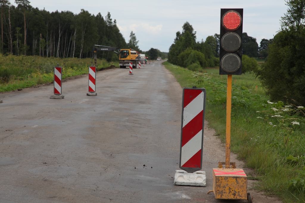 BŪVDARBI SĀKUŠIES. Šobrīd notiek būvdarbi un satiksmes ierobežojumi noteikti aiz Valles centra virzienā uz Neretu. 
Autors: Žanna Žaka