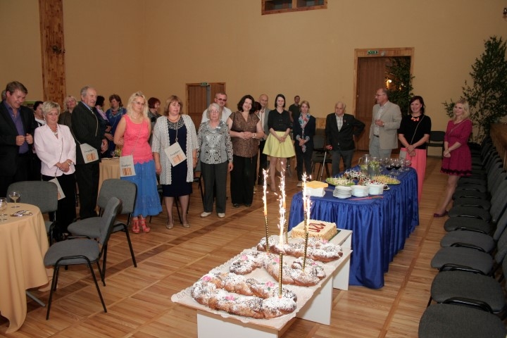 SVĒTKU UGUNIS. Par godu svētkiem kliņģerī iededza svecītes. 
Autors: Edvīns Boķis