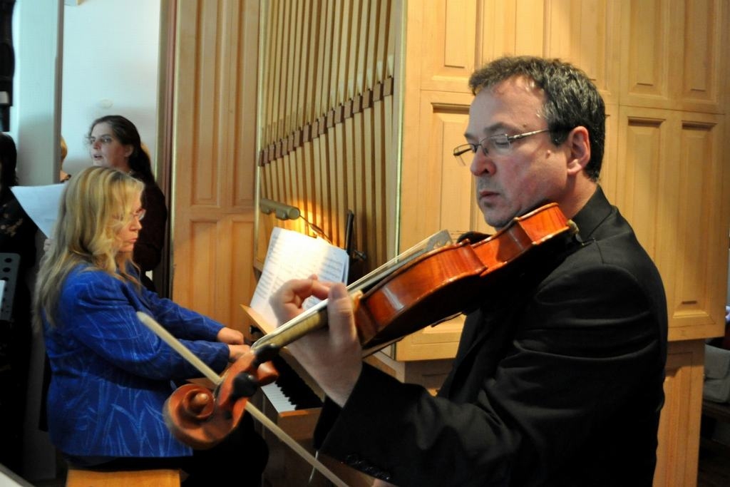 Lielisks duets. Ērģelēm Skrīveru katoļu baznīcā visā to krāšņumā izskanēt ļāva ērģelniece Rudīte Līvmane-Lindenbeka (Berlīne), viņas sniegumu pavadīja vijolnieks alts Nikolajs Nikolovs (“Brandenburgas simfoniķi”).

Autors: Arvis Upīts