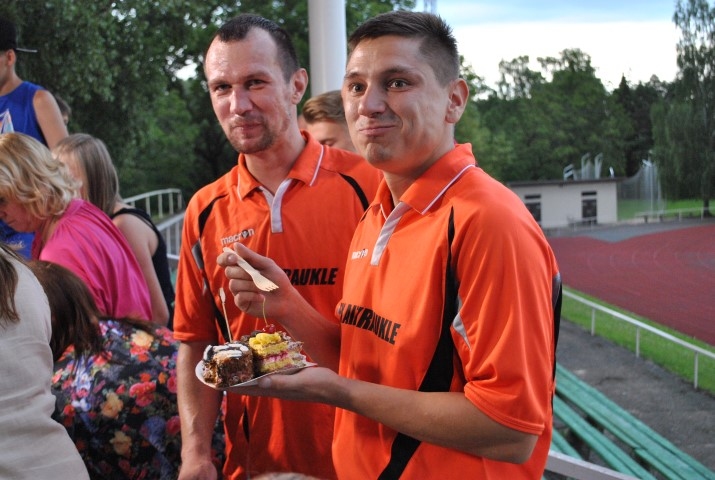 Pirms mača jāiestiprinās. Vienības “Veterāni 35+” futbolisti kūkas ēda gardu muti.