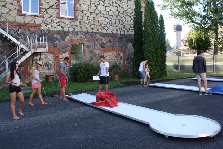 JĀKONCENTRĒJAS. Minigolfs ir spēle, kurā nepieciešama koncentrēšanās. 
Autors: Sandra Pumpure