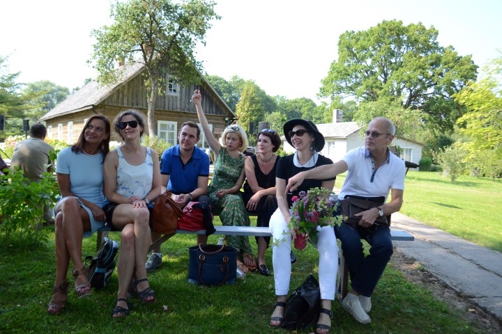 ciemiņi no Rīgas. Dažs jaunais LNT aktieris šajā pasākumā piedalījās pirmo reizi. Režisors Edmunds Freibergs (no labās), Zane Daudziņa, Indra Roga, Dita Lūriņa, Ivars Kļavinskis, Artūrs Krūzkops, Zane Dombrovska un Evija Skulte. 
Autors: Līga Patmalniece