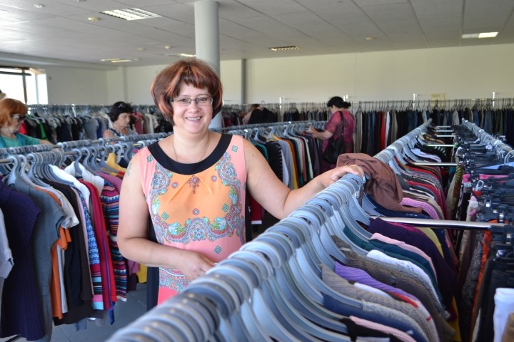 PRECĒM BŪS “PĪKSTUĻI”. “Drīzumā katram apģērbam būs piestiprināts “pīkstulis” jeb ierīce, kas signalizēs, ja pircējs nebūs samaksājis. Tas atvieglos mūsu darbu,” stāsta veikala pārdevēja Inga Lubgāne. 
Autors: Guna Mikasenoka