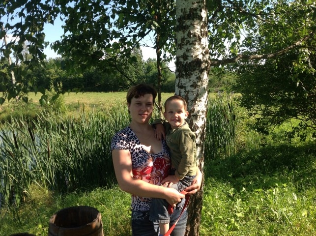 DABAS BĒRNI. Mārītei kopā ar mazo dēlēnu Tomu šī vasara ir dabas izziņas laiks — abi kopā sēņo, lasa ogas un izzina pasauli.