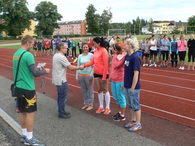 GODINOT PIEMIŅU. Balvas uzvarētājiem pasniedza Uldis Krievārs. 	
Autors: Dzintra Sniedze