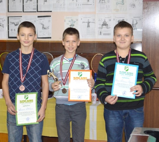 AICINA PIEBIEDROTIES. Andris Rāviņš (no kreisās), Aivis Jokums un Rūdis Ruciņš-Vējiņš ir aktīvi skvoša spēlētāji. 
Foto no sporta biedrības “Juči” arhīva