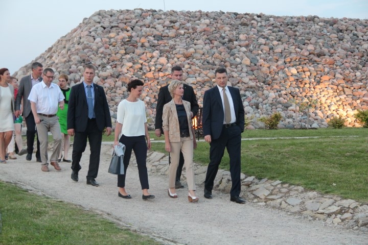 Piedalās arī prezidents. Ziedojumu akcijā — koncertā LTV1 tiešraidē piedalījās un savas dzimtas stāstā dalījās arī Latvijas Valsts prezidents Raimonds Vējonis (pirmais no labās), līdzās — prezidenta kundze Iveta Vējone.                                                                                              
Autors: Dace Svētiņa