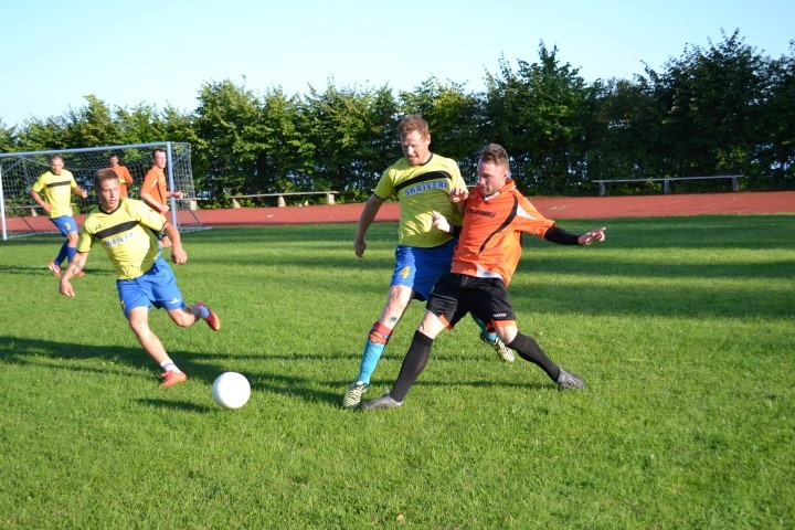 Sāpīgs zaudējums. Šķietami spēcīgākie Skrīveru futbolisti astotās kārtas spēlēs piekāpās vienībai “Veterāni 35+” ar 0:1.
Autors: Ginta Grincēviča