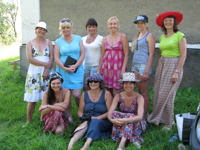 VIENO TALANTS. Plenērā piedalījās mākslinieces no Seces un Jēkabpils puses, un visas viņas vieno īpašā aizraušanās — vēlme un prasme gleznot, arī plenēra organizatori Astrīdu Mencendorfu (otrajā rindā no labās). 
Autors: Ance Liepa