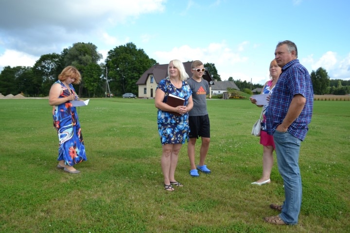 “Vidsētās”. Vērtēšanas komisijas locekle Inese Rupenheite (no kreisās), saimniece Dana Dubašinska ar dēlu Raineru, Anita Ostrovska un Uldis Albiņš. 

Autors: Imants Kaziļuns