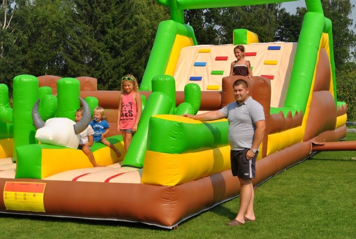 Prieks visiem. Piepūšamā atrakcija ir jaunākā izklaide Skrīveru aktīvās atpūtas laukumā. Biedrības “Kopā ar dabu” valdes loceklis Jānis Salna pieskata mazos atpūtniekus.
Autors: Ginta Grincēviča