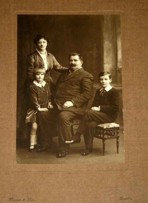 Ģimene. No kreisās — Izolde, Kārlis Pētersons, dēls Konrāds Henrijs, aizmugurē  Annija, 1915./1916. gads.      
Autors: no www.baltic — ireland.ie