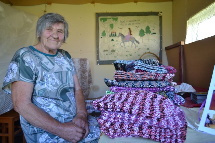 PRIEKA  AVOTS. “Priecājos, kad redzu — manas dāvanas citiem sagādā prieku,” stāsta Janīna Možeika. 