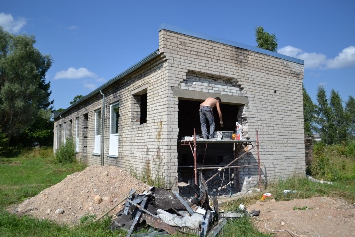 Vieta pagasta tehnikai. SIA “Balti Construction” meistari sagatavo ēku vārtu montāžai.

Autors: Imants Kaziļuns