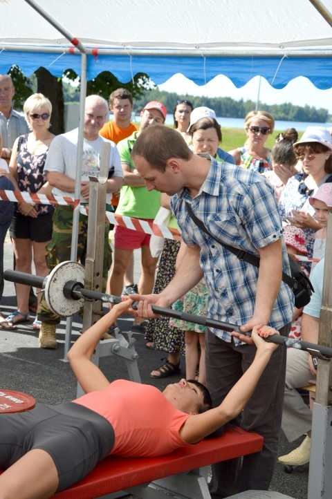 ATBALSTS. Sacensību rīkotājs Aleksandrs Andronovs startā atbalsta Pļaviņu komandas pārstāvi un kolēģi Zani Grīnbergu. 

Autors: Jānis Peņģerots