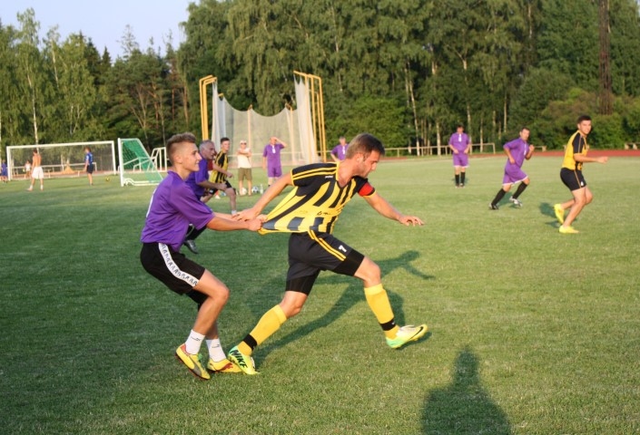 Apturēt jebkādiem līdzekļiem. Vienības “Veterāni 45+” spēlētājs, turot Arvi Upīti (no labās) aiz krekla, centās neļaut veidot aizkraukliešiem uzbrukumu. 
Autors: Ginta Grincēviča