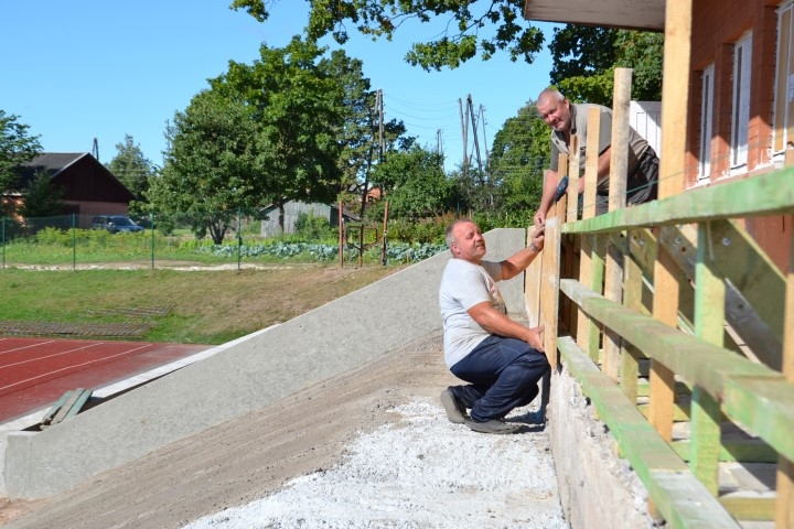 Piestiprina veidnes betonēšanai. SIA “CRG būve” būvstrādnieki — Dzintars Meiers (no kreisās) un  Juris Polāns. 