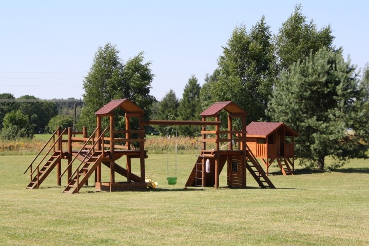 BĒRNU VALSTĪBA. Dienā bērni apmeklē pirmsskolas izglītības iestādi, bet brīvo laiku labprāt pavada rotaļājoties. 
Autors: Sandra Pumpure