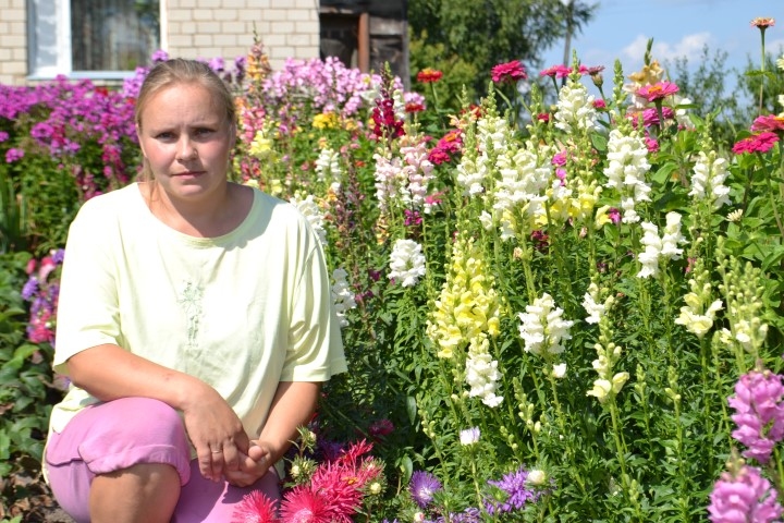 Dārzā iezogas rudens. Starp darbu un saimniecības uzturēšanu Agitai atliek laiks arī mājas apkārtnes labiekārtošanai.
Autors: Imants Kaziļuns