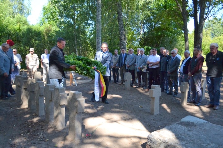 Atdod godu. Ar Vācu kara kapu aprūpes Tautas savienības brīvprātīgo grupas, Jaunjelgavas novada domes un Zemessardzes 55. kājnieku bataljona atbalstu jaunu izskatu ieguvuši Mākuļu kapi Staburaga pagastā, kur guldīti Pirmajā pasaules karā kritušie vācu un arī krievu karavīri.                                                            
Autors:  Imants Kaziļuns