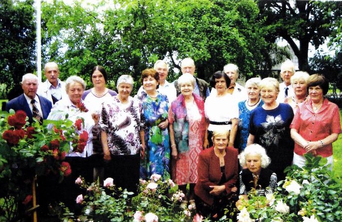 Atkalredzēšanās prieks. Latvijas Lauksaimniecības akadēmijas HMF 1968. gada absolventi tikšanās brīdī pēc 47 gadiem “Putniņos” Dobeles novadā.                                                                             
Autors: no personīgā albuma