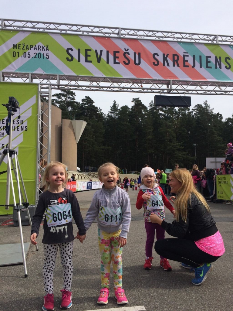 PĒC STARTA Mežaparka skrējienā. Lelde — vidū. 