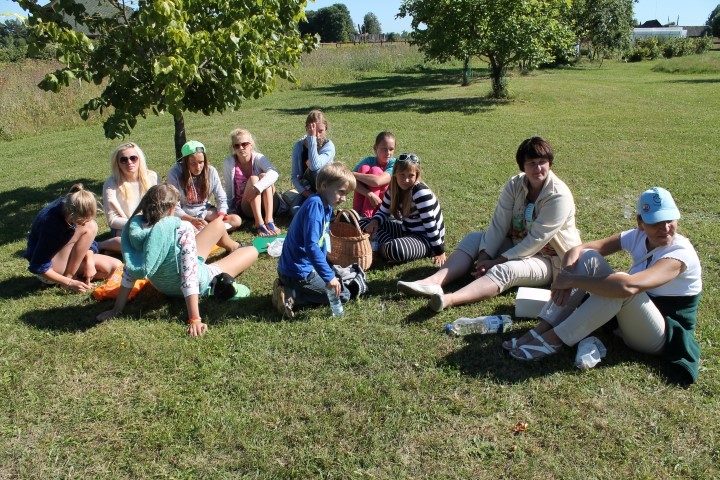 BRĪVĀ DABĀ labāk garšo pusdienas un patīkami arī mazliet atpūsties, otrā no labās — Daudzeses mazpulka vadītāja Ilona Nāburga.
Autors: Ance Liepa