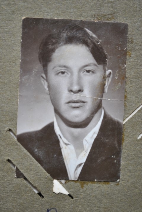 Atgriezies no dienesta. “Mūs, armijas puišus, aizsūtīja uz Altaju pirmo lielo ražu vākt. Kvieši lielākoties, tajā gadā bija bagātīga raža,” stāsta Jānis Bundzinieks. 

Autors: no Jāņa Bundzinieka  albuma