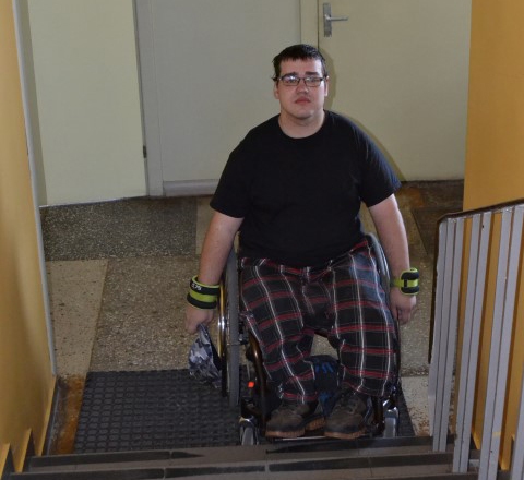 Jāgaida palīgi. Kā nepieejamu gan Juris Balinskis, gan citi cilvēki ar kustību traucējumiem min Aizkraukles novada domi, sociālo dienestu un Nodarbinātības valsts aģentūru. Ēkās iekļūt var, taču lielākā daļa speciālistu strādā augšējos stāvos. Tad jāmeklē palīgi, kuri varētu pasaukt vajadzīgo speciālistu vai palīdzēt nokārtot citas lietas.
Autors: Imants Kaziļuns