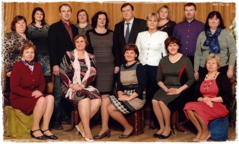 Mazzalves pamatskolas skolotāju kolektīvs 2015. gada pavasarī.
Autors: no skolas arhīva