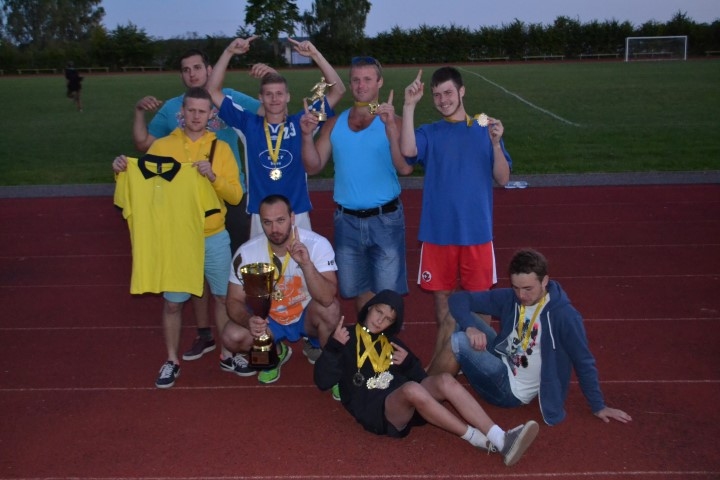 Lielā kausa ieguvēji. Kokneses futbolisti izcīnīja savu pirmo uzvaru Aizkraukles minifutbola čempionātā, gūstot uzvaras visās turnīra spēlēs.
Autors: Ginta Grincēviča