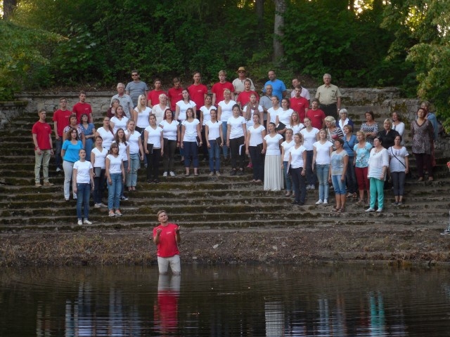 OLIŅKALNA KORIS. Koncerta noslēgumā “Balsīm” pievienojās Pļaviņu dziedātāji, un šo kopkori, kā allaž, emocionāli diriģēja Ints Teterovskis. 
Autors: Sandra Pumpure