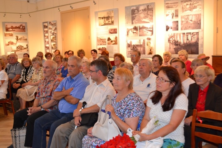 ĻAUDIS NEAIZMIRST. Izstādes atklāšana radīja lielu pļaviņiešu interesi. Pirmajā rindā otrā no labās — “Daugavas muzeja” direktore Daina Lasmane, līdzās — Mārtiņš Mintaurs un Jānis Ivars Padedzis. 
Autors: Sandra Pumpure